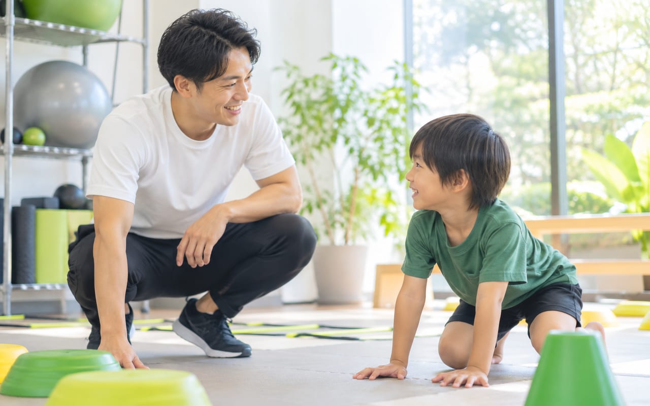 トレーナーと子どものレッスン風景