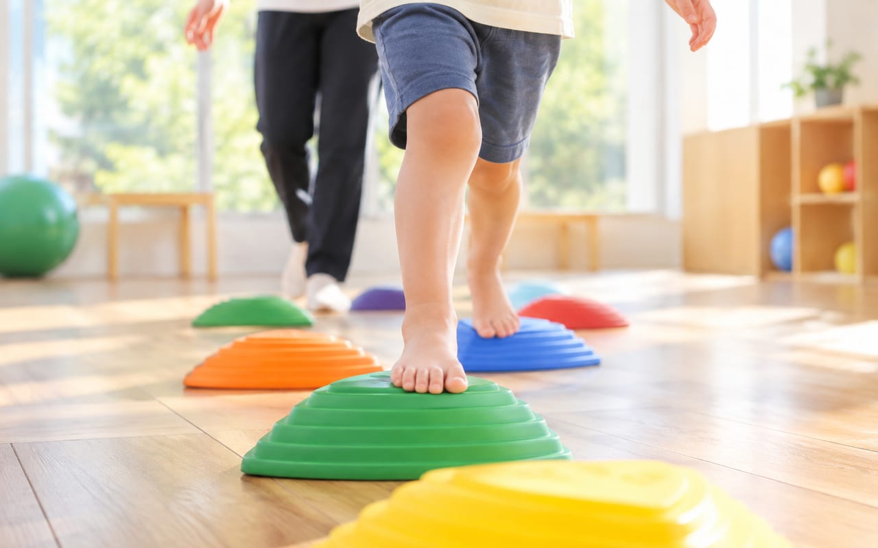 バランス遊具を渡る子どもの足元